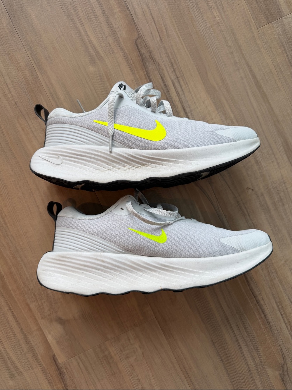 Nike Promina Men’s size 12. Platinum/volt-black
